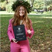 Laureata in Lingue per lezioni di tedesco, inglese e spagnolo