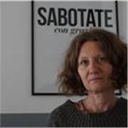 Laureata in Scienze Politiche impartisce lezioni nell'ambito delle scienze giuridiche e sociali