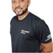 El profesor de educación fisica imparte clases a estudiantes de educación primaria, secundaria y superior