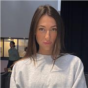 Lezioni di inglese con focus su conversazione e pronuncia, certificata C1 Cambridge, esperienza negli USA.