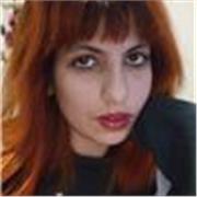 Profesora en educación secundaria de Lengua y Literatura impartiendo clases online, corrigiendo trabajos, ortografía y redacción