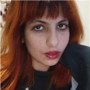Profesora en educación secundaria de Lengua y Literatura impartiendo clases online, corrigiendo trabajos, ortografía y redacción