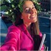 Dottoressa e Studentessa universitaria impartisce ripetizioni a bambini della scuola elementare e a ragazzi della scuola di primo e secondo grado