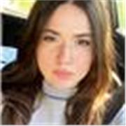 Studentessa universitaria impartisce lezioni di chimica, scienze e biologia