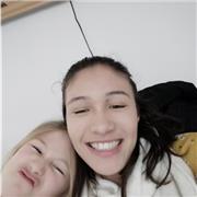 Professeur particulier donnant cours de soutiens scolaire aux élèves en classe de primaire