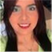 Profesora que ama enseñar a niños y niñas en todas las áreas