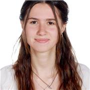 Profesora de cine y audiovisual, arte, literatura y gramática.