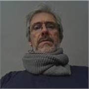 Profesor con titulación de grado en electricidad e ingeniería técnica en electrónica y automática imparte clases de refuerzo.