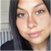 ragazza diplomata che dà un aiuto ai bambini/ragazzi