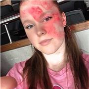 Einser Biologie Schülerin, die Jugentliche bis 9. Klasse Unterrichtet, darunter auch Deutsch