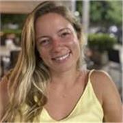 Ofrezco la oportunidad de practicar el portugués desde la comodidad de su casa. Soy brasileña, vivo en España desde el 2017, vivo aquí trabajando como psicóloga y también estoy vinculada al deporte (padel). Charlaremos sobre temas de su interés, le enseña