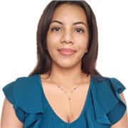 profesora de biologia y ciencias naturales imparte clases a niños y niñas de todas las edades