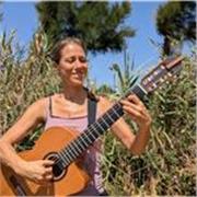Clases de guitarra online para principiantes. Profesora de música titulada, cantante y docente con más de 15 años de experiencia