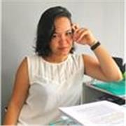 Professora com mais de 15 anos de experiência no ensino de Português e Redação