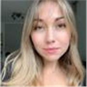 Deutsch Lehrerin die jeder Altersgruppe. Dabei hilft, die Sprache konform zu lernen.
