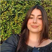 Soy estudiante de bachillerato. En septiembre comenzaré el primer año de filología inglesa y me gustaría dar clases a  primaria.