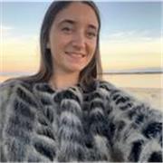 Estudiante universitaria con experiencia básica, clases presenciales y online.