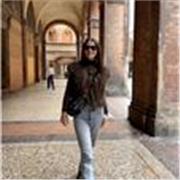 Estudiante de Derecho, con el título B2 en francés y el diploma del baccalaureat (equivalente al bachillerato francés). 