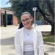 Soy una profesora versátil y original. Durante mi experiencia como profesora particular, he dado clases a alumnos muy distintos, adaptando mi forma de enseñar a su forma de aprender y de obtener su máximo potencial en clase y en su proceso de aprendizaje.