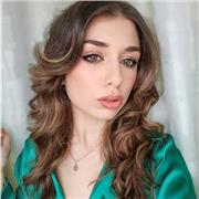 Studentessa all' università impartisce lezioni di aiuto compiti per tutte le materie dalle scuole elementari alle medie