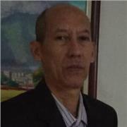 Profesor de Economía imparte clases a jóvenes universitarios