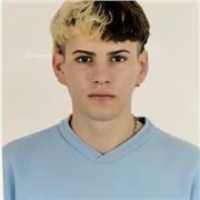 Profesor de distintas asignaturas que proporciona clases a niños/as de distintos cursos