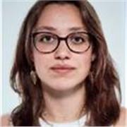 Estudiante universitaria imparte clases a alumnos de todas las edades