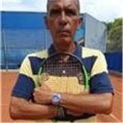 Soy un profesor entrenador titulado por la Asociación Argentina de tenis con 40 años  de experiencia en la enseñanza de tenis.