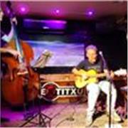 Soy músico profesional desde hace 35 años e imparto clases de guitarra a principiantes y avanzados. Rock, folk, blues, etc