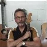 Prof. propose des cours de guitare acoustique et électrique pour débutants et intermédiaires. Travail aux doigts et au médiator
