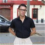 Soy una persona muy dinámica y disciplinada. Me encanta enseñar a los niños a través de juegos interactivos y a raíz del teatro 