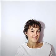 Insegnante di yoga – ballerina professionista con esperienza nell’insegnamento, offre lezioni online e a domicilio.