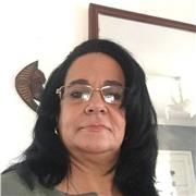 Profesora que enseña a administrar en todos los ámbitos de la vida