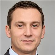 Spielend lernen: Nachhilfeunterricht für Grundschüler mit Konzentrationsschwierigkeiten im Klassenzimmer