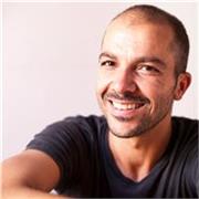 Clases de yoga iyengar, es decir, atención, precisión, dinamismo y conexión. 