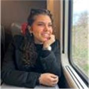 Studentessa universitaria offre lezioni di supporto nello svolgimento dei compiti per studenti di scuola elementare e media