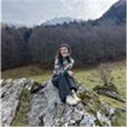 Me defino como una persona paciente, entusiasta y dedicada. Doy clases a adultos que quieren aprender y mejorar sus habilidades en