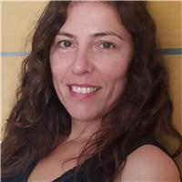 Soy instructora de meditación y yoga. doy clases de meditación para gestionar el estrés, la respiración y entrar en calma