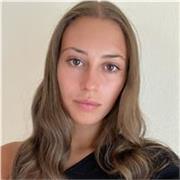 Laureata in mediazione linguistica: lingue inglese e tedesco. Madrelingua francese. 