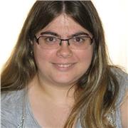 Profesora imparte clases todas las materias primaria