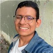 Maestro en formación en Ciencias Sociales apoya estudiantes de nivel secundaria hasta superior