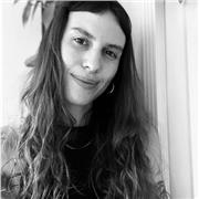 Soy artista y arte terapeuta. Creo en la expresión libre y creativa como forma de desarrollo y de autoconocimiento.