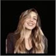 Studentessa laureata in economia e management che impartisce lezioni per allievi del liceo o medie