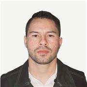 Profesor de tenis imparte clases a niños