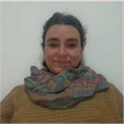 Profesora de sociales imparte clases a niños y adolescentes