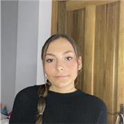 Estudiante del grado de educación infantil imparte clases a niños y niñas de primaria para refuerzo de todas las asignaturas