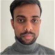 Laureato in Biotecnologie e docente di lezioni in Scienze Naturali, Chimiche e Biologiche