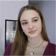 Profesora de apoyo para la materia de inglés en estudiantes de primaria, manteniendo un enfoque didáctico y efectivo