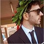 Docente di italiano, laureato in lingue e comunicazione internazionale, impartisce lezioni di italiano, inglese storia e geografia