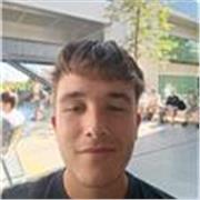 Estudiante de carrera universitaria con el título de bachillerato.